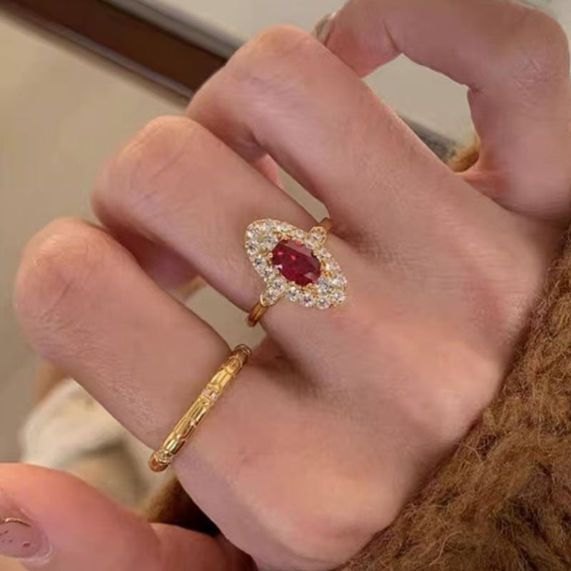 Vintage European and American S925 silver light luxury retro exquisite court style inlaid with 6 * 8mm oval red small clear marriage proposal ring, banquet, party, birthday gift lady