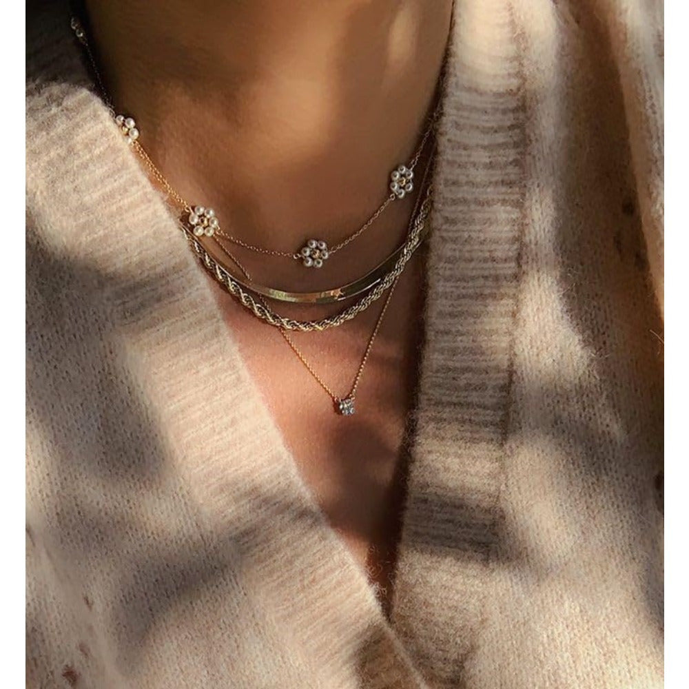 Daisy Necklace, Dainty Choker Necklace for Women as Flower Necklace Gift, Golden Plated Stainless Steel Golden Plated Necklaces as Birthday Gifts for Her Daisy Costume Gift