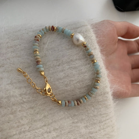 Elegant Bracelet with Colorful Beads – Golden-Tone Chain, Hand-Decorated Design, Perfect for Casual Attire or Gifting
