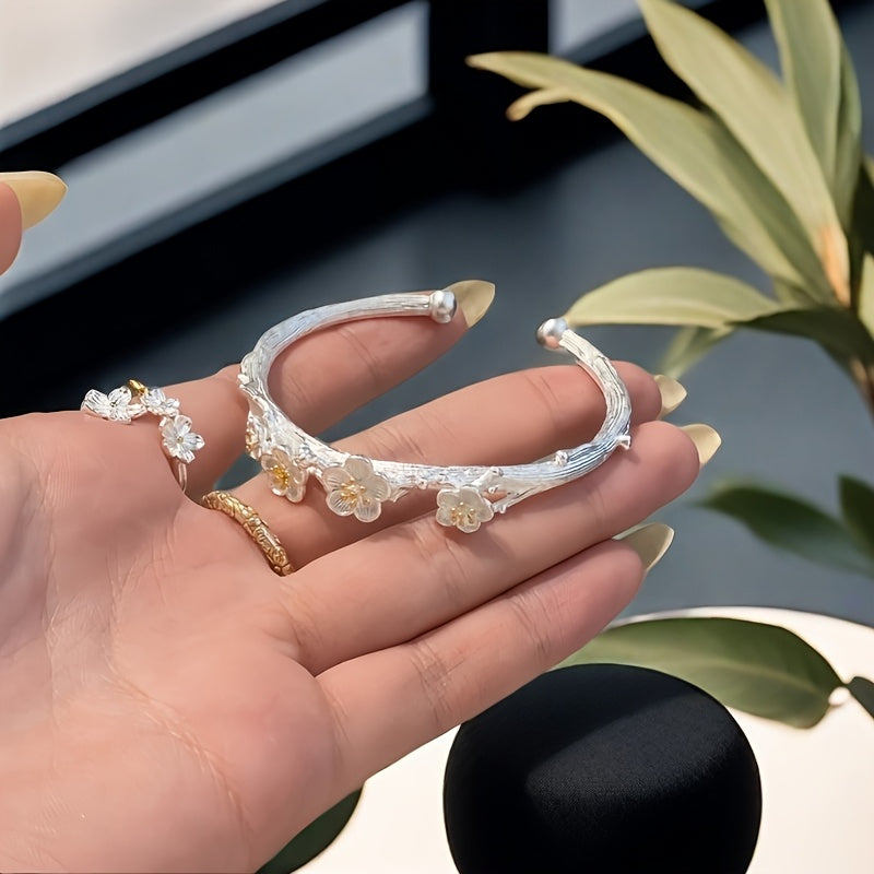 Foot Silvery S999 Bracelet Sterling Silvery Bracelet Ladies' Open Bracelet Can Be Freely Adjusted In Size To Give Girlfriend A Birthday And Holiday Gift. The Silvery Weight Is 20g\u002F0.7 Oz.